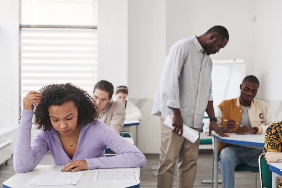 Sorveglianza scolastica 2025/26: studenti durante un esame supervisionati da un insegnante, focus sulle normative e responsabilità nel settore educativo.