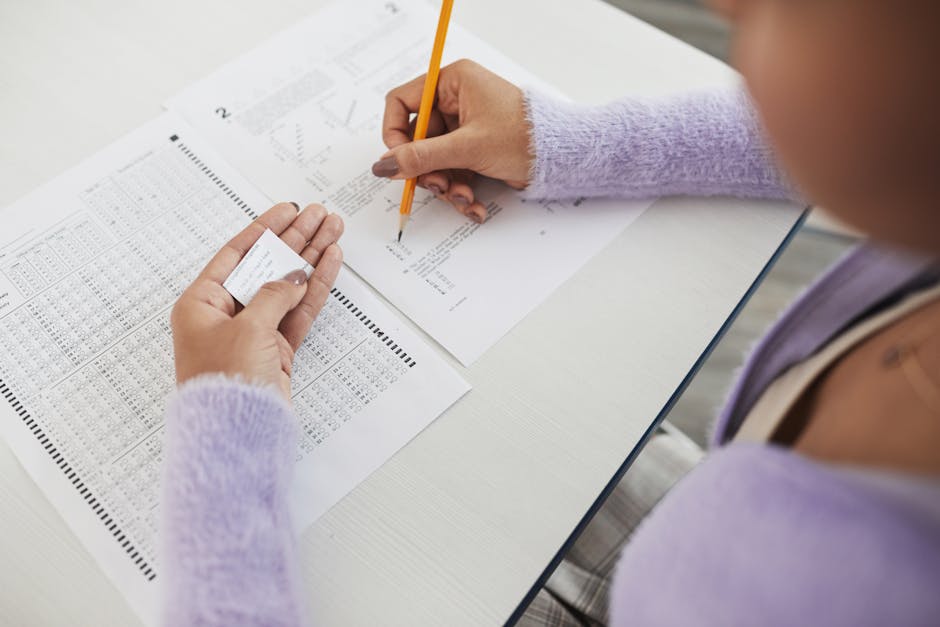 Studente che copia durante un esame con bigliettino, comportamento birichino e punizioni scolastiche, come Matteo Bocelli.