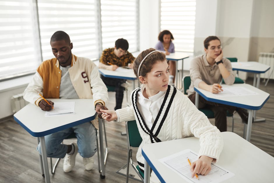 Studenti durante un test: una ragazza passa un bigliettino, riflettendo le tensioni sui test di ammissione a Medicina e le critiche di Burioni.