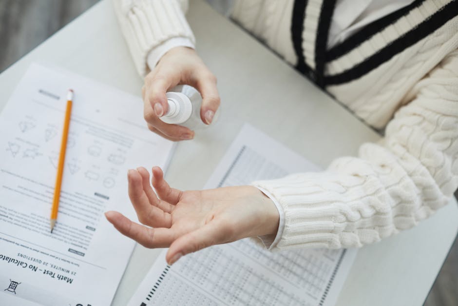 Studente spruzza spray (forse urticante) sulla mano vicino a compito di matematica, allusione a gesto per evitare interrogazione a scuola