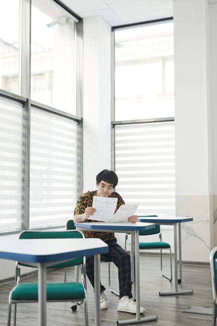 Studente concentrato durante simulazione Alpha Test, preparazione universitaria efficace e mirata al futuro accademico di successo.