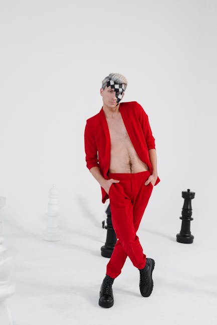 Uomo in completo rosso con scacchiera sul viso, metafora del potere e strategia di Romolo, fondatore di Roma.