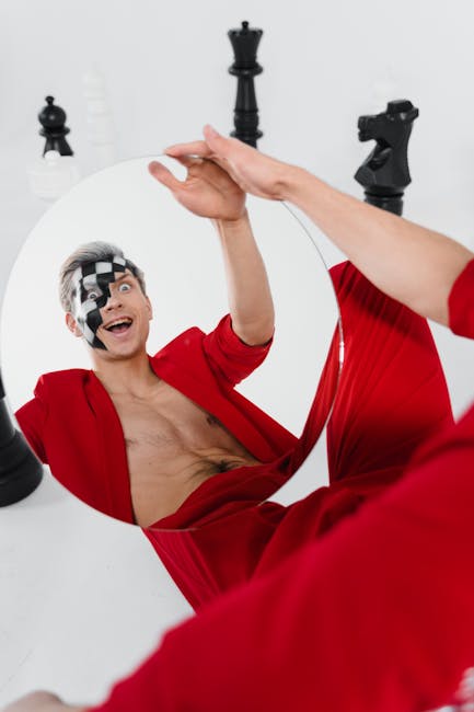Uomo con trucco a scacchi si specchia, figure di scacchi sullo sfondo, espressione gioiosa, idea per giochi ritmici bambini