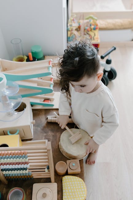 Bambino che suona il tamburo con martello di legno, sviluppo musicale infantile e apprendimento creativo attraverso il ritmo.