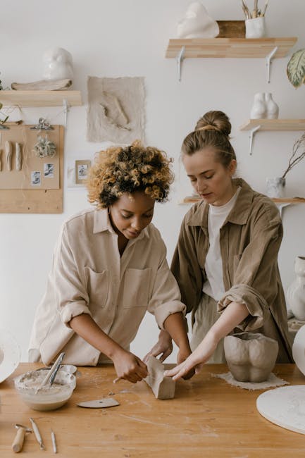 Due donne creano sculture in argilla, esempio di creatività e abilità da includere nel curriculum vitae per distinguersi.