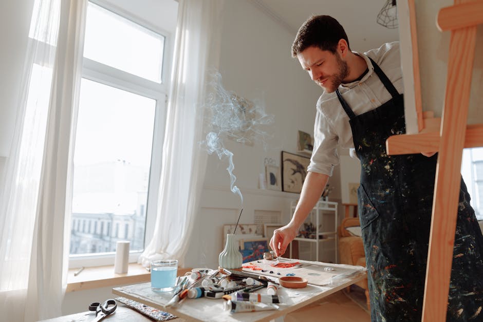 Giovane artista al lavoro nel suo studio luminoso: colori, pennelli e cavalletto per esprimere la creatività e l'arte
