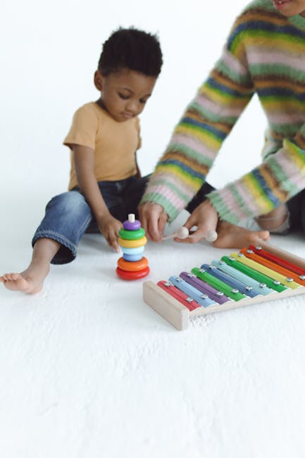 Bambino gioca con xilofono e torre colorata: divertimento musicale e sviluppo cognitivo per bambini piccoli. Giochi di musica per bambini.