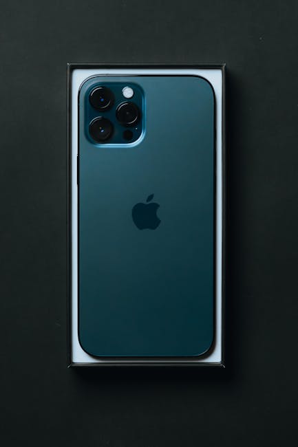 iPhone blu scuro nella confezione, possibile riferimento al nuovo dispositivo OpenAI e Jony Ive previsto per il 2027. Design elegante e innovativo.