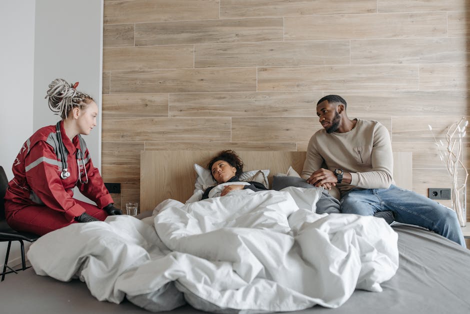 Visita fiscale a domicilio: medico esamina docente malata a letto, con familiare presente. Controlli e obblighi per personale ATA.