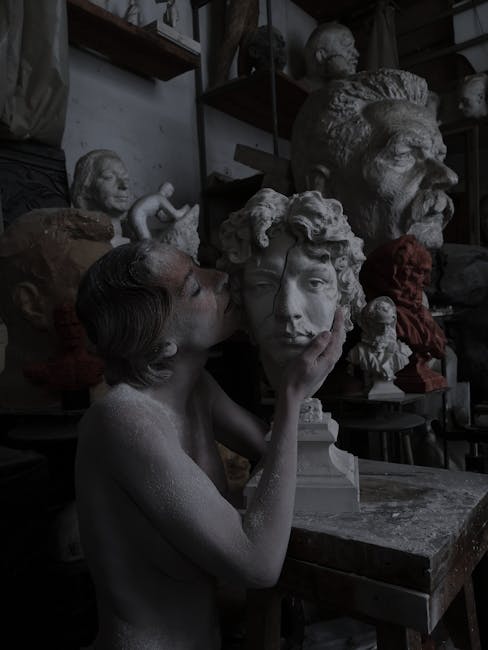 Donna cosparsa di polvere bacia una scultura in gesso: metafora di creatività e prove differenziate senza stress