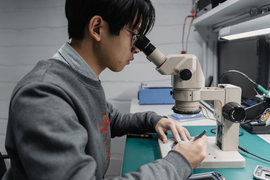 Analisi educativa approfondita: studente esamina campione al microscopio per ricerca sull'apprendimento e metodologie didattiche.