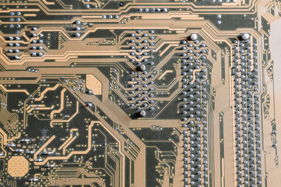 Dettaglio di un circuito stampato che illustra la resistenza elettrica e la conduttività dei materiali utilizzati nell'elettronica moderna.