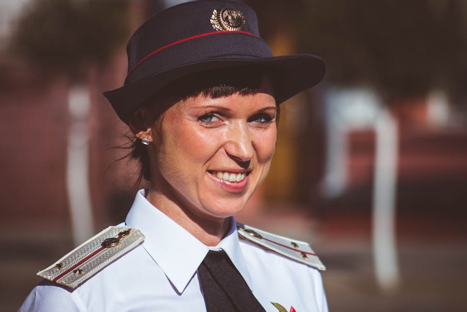 Donna in uniforme militare sorridente, possibile riferimento a servizio nelle graduatorie GPS 2026 e calcolo punteggio servizio.