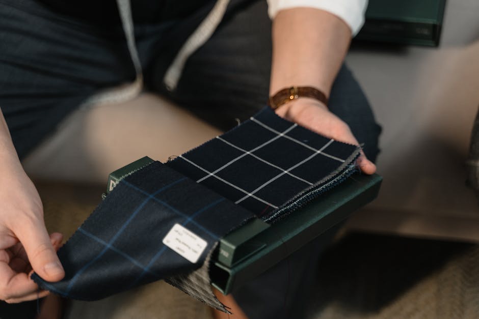 Campionario tessuti sartoriali a quadri blu e grigi confronto tra metodi tradizionali e innovativi per il futuro della moda