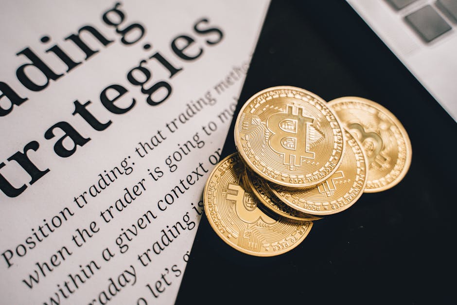 Bitcoin e strategie di trading: informazione e disinformazione online, monete dorate su testo che parla di trading e strategie.