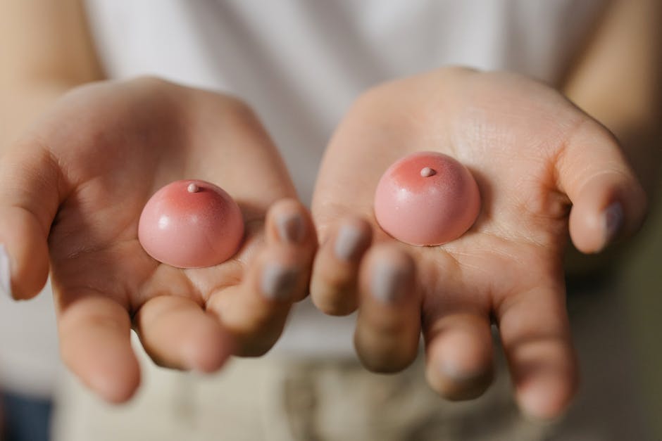 Due mani che offrono dolci rosa a forma di seno, simbolo di accettazione e amore per sé stessi nel percorso di miglioramento personale.