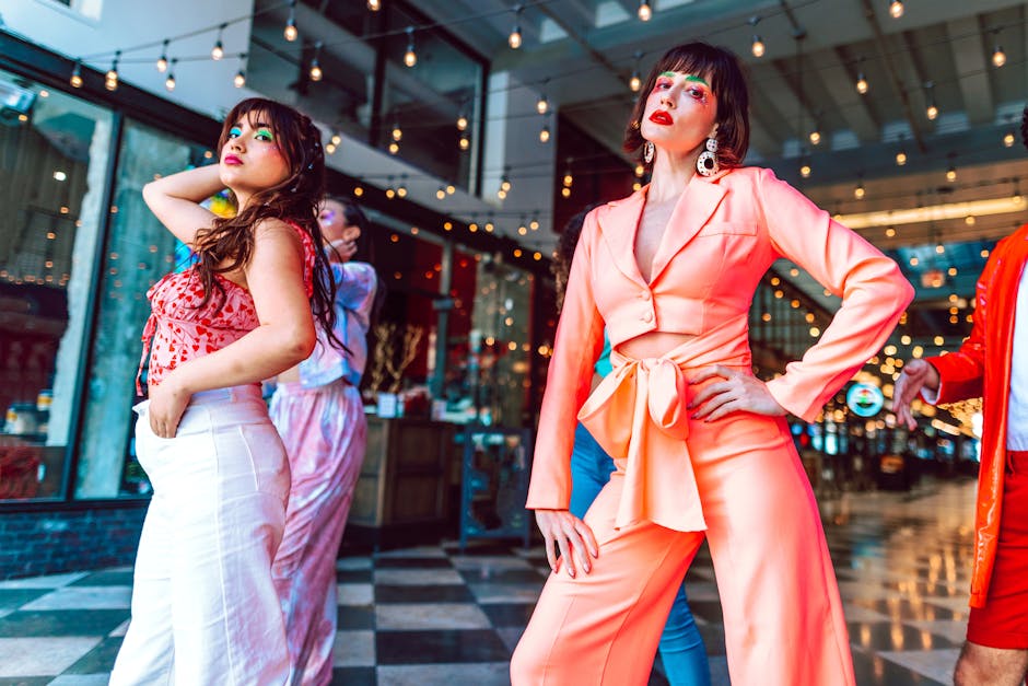 Gruppo di giovani con abiti colorati e trucco artistico, espressione di creatività e libertà, ideale per attività musicali per bambini.