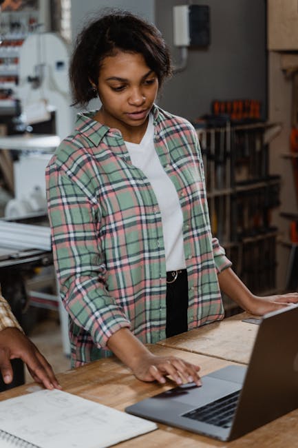 Docente donna che utilizza un laptop per l'aggiornamento professionale, strumenti digitali per la formazione continua e lo sviluppo delle competenze.