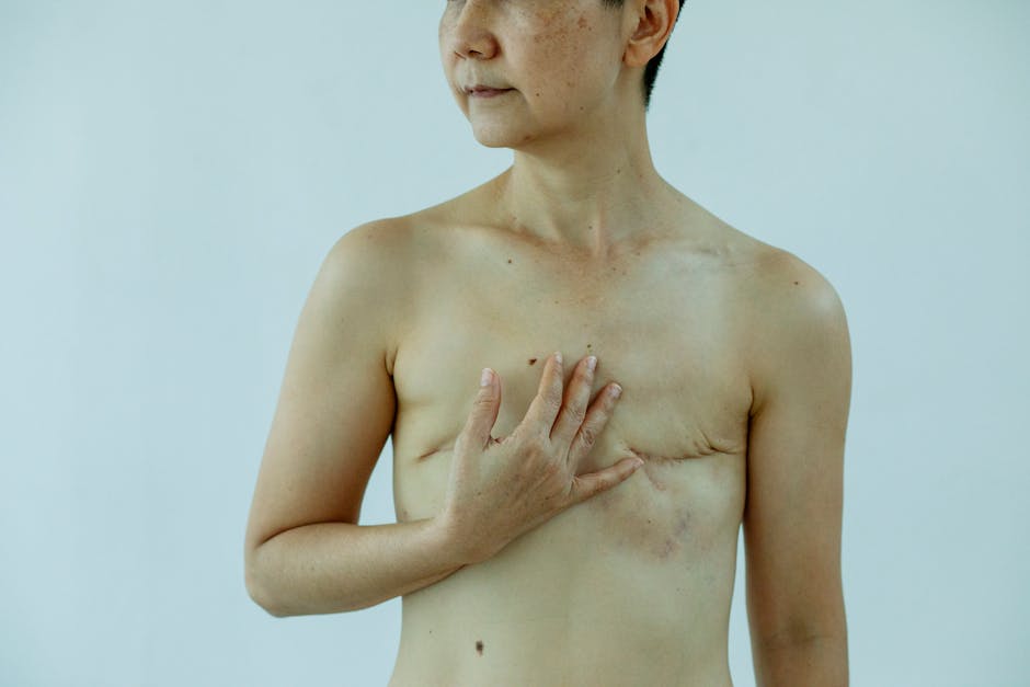 Donna con cicatrici post mastectomia che si sostiene, simbolo di resilienza e forza nel superare le sfide della vita.