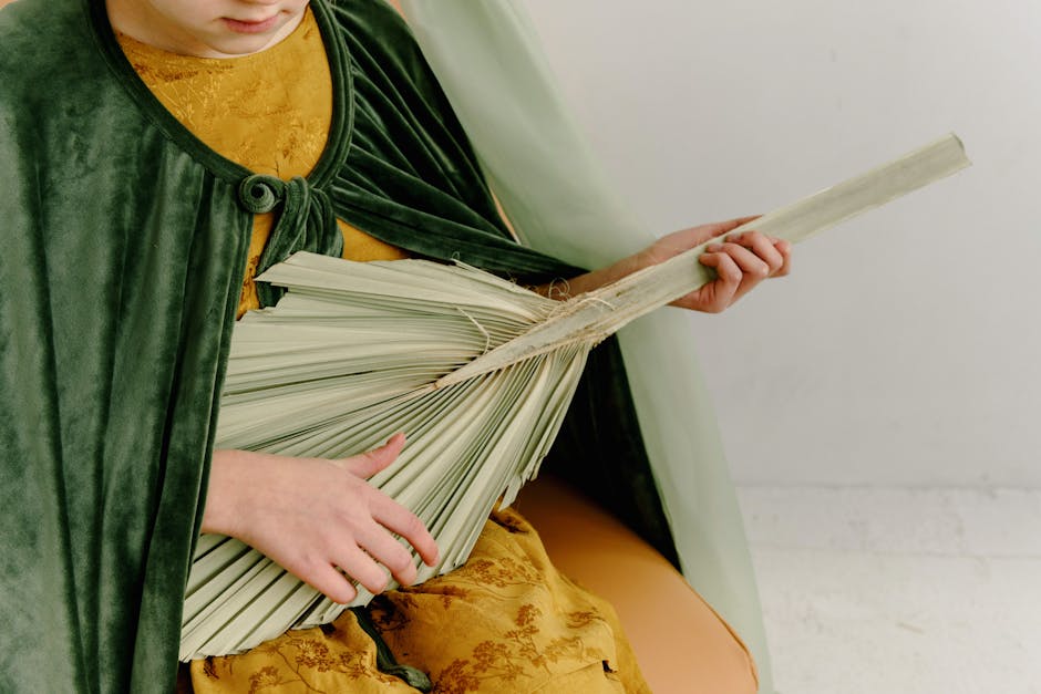 Bambina crea strumento musicale con foglie di palma secche, stimolando la creatività unica attraverso il gioco e l'immaginazione.
