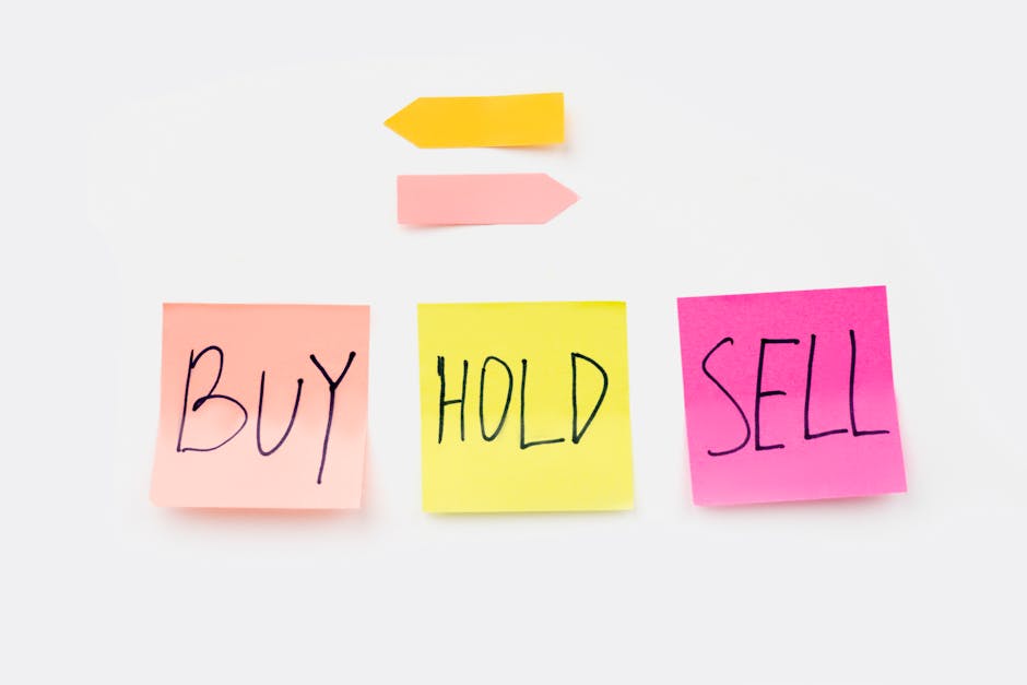 Strategie di trading online: post-it colorati con Buy Hold Sell per la gestione del portafoglio investimenti e decisioni operative.