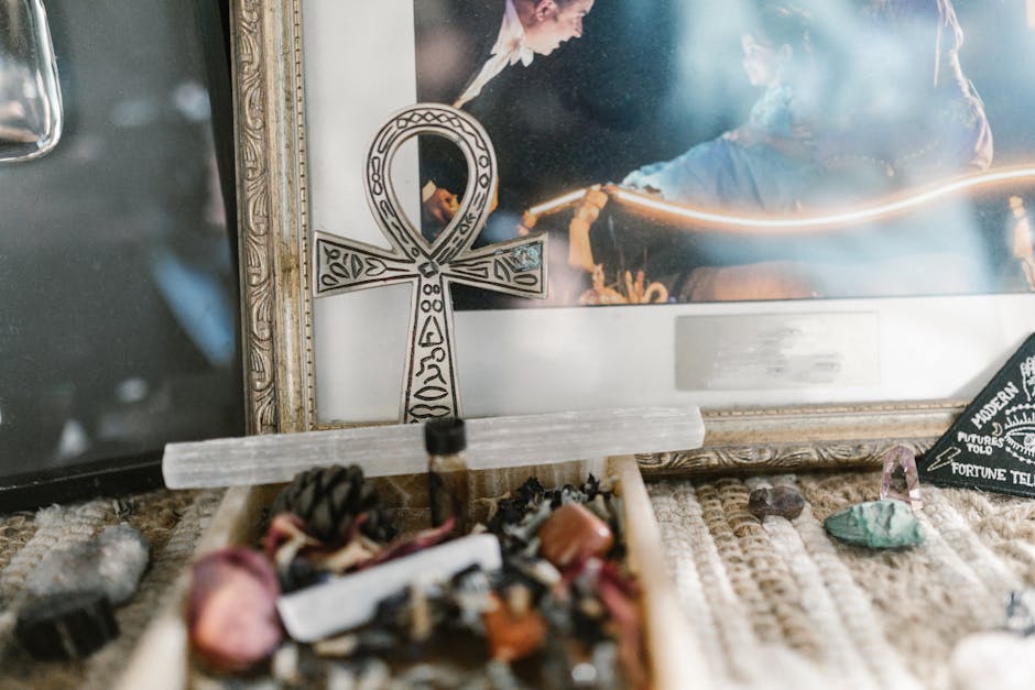 Croce Ankh egizia e cristalli: simboli di vita eterna e spiritualità nell'arte antica egizia, tra elementi decorativi e sacri.
