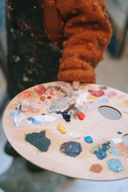 Metafora della creatività e dell'esperienza: tavolozza di colori come simbolo della ricchezza di un docente oltre i 67 anni.
