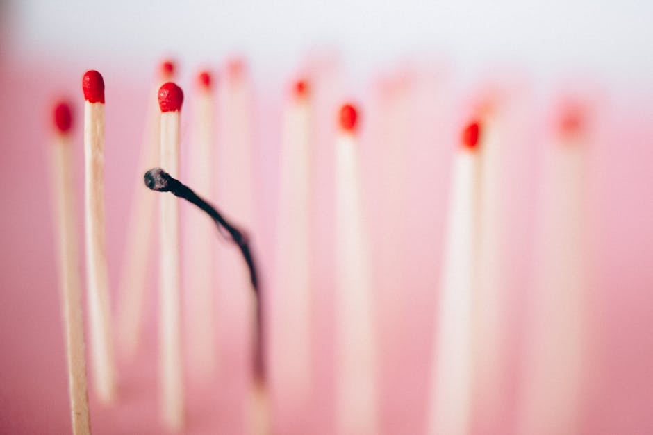 Metafora della morte di Dante: fiammiferi accesi e uno spento su sfondo rosa, simbolo della fine di un'era e dell'epilogo unico