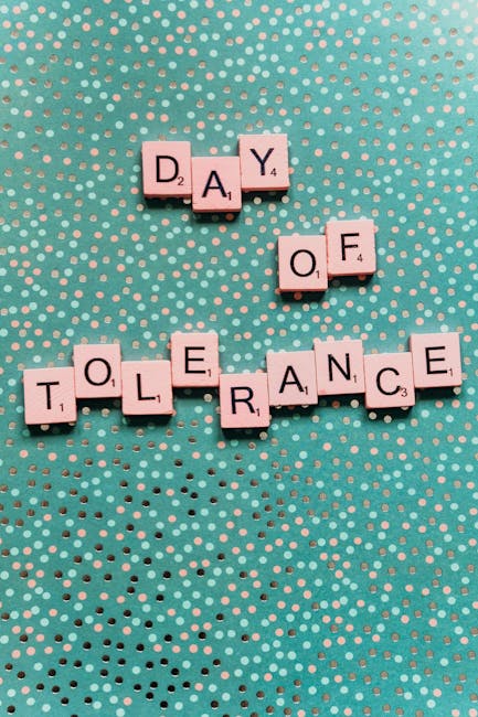 Giorno della Tolleranza scritto con tessere di Scrabble su sfondo a pois, concetto di rispetto e inclusione nel messaggio di Papa Francesco.