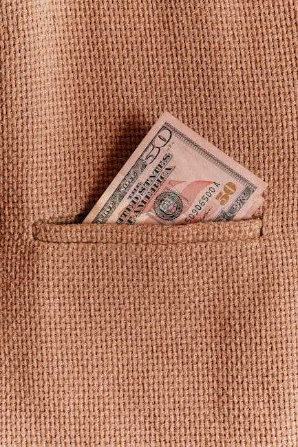 Banconota da 50 dollari nel taschino, simbolo di risparmio e pianificazione finanziaria per la stabilità economica personale.