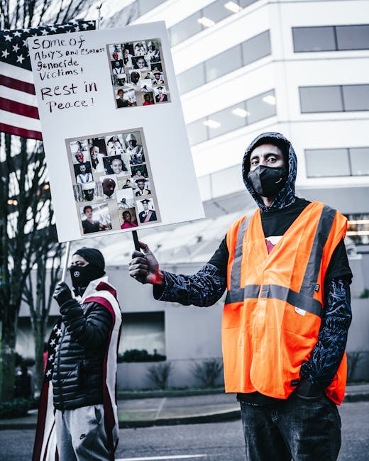 Manifestazione contro la guerra: persone con cartelli e bandiera americana esprimono dissenso nel rispetto dei limiti fondamentali