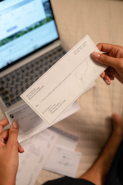 Assegno unico pagamenti bloccati: dettaglio assegno e laptop, video guida INPS per sbloccare pagamenti superiori a 1000 euro.