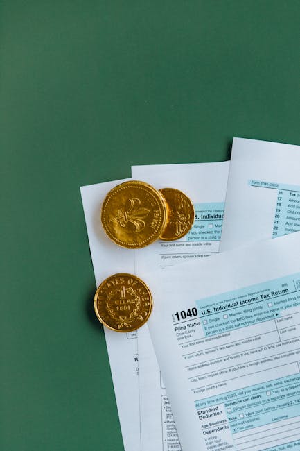 Investimenti nella scuola e legge di bilancio 2025: monete dorate su moduli fiscali, simbolo di finanziamenti e risorse per l'istruzione.