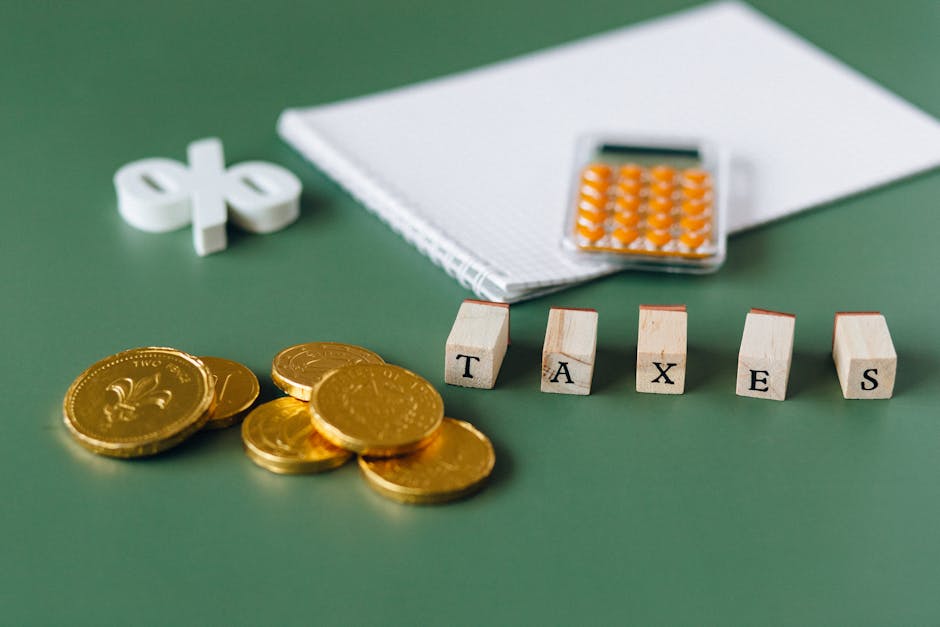 Calcolo percentuale di sconto: monete dorate, calcolatrice e la parola TAXES per risparmiare in modo intelligente.