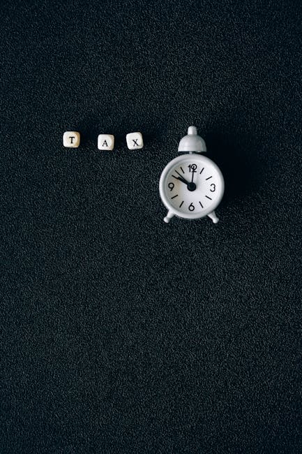 Scadenze iscrizioni scolastiche: orologio che simboleggia il tempo e dadi con la scritta TAX per gli adempimenti fiscali post-deadline.