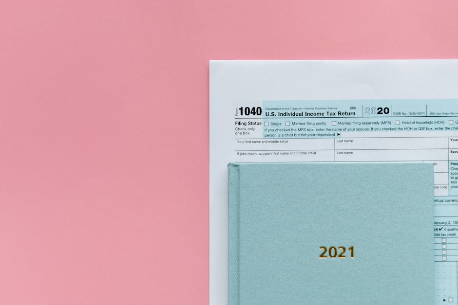 Trasferimenti insegnanti semplificati: modulo tasse USA 1040 e agenda 2021, simbolo della burocrazia semplificata dal codice fiscale.