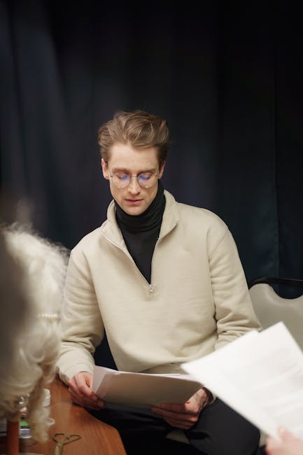 Uomo con occhiali legge documenti, visualizzazione pratica della circonferenza in contesti reali, applicazione geometrica