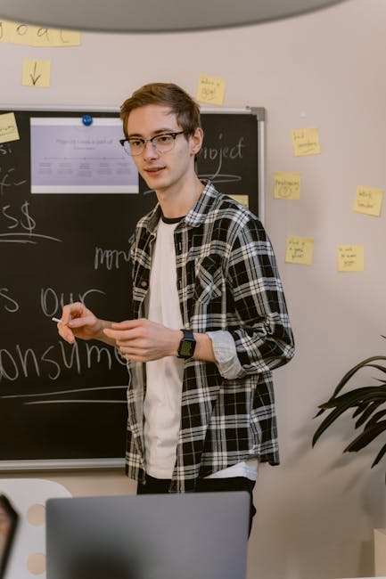 Studente spiega metodi di valutazione innovativi alla lavagna, promuovendo un apprendimento efficace e personalizzato.