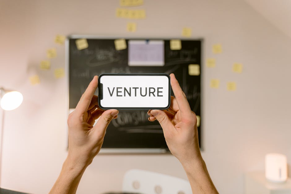 Progetto PON: smartphone con scritta Venture, simbolo di nuove iniziative e opportunità di crescita e innovazione finanziate dai fondi europei.