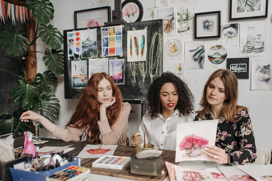 Tre artiste al lavoro: ispirazione e creatività in una lezione d'arte, dimostrando l'arte di insegnare e ispirare con passione.