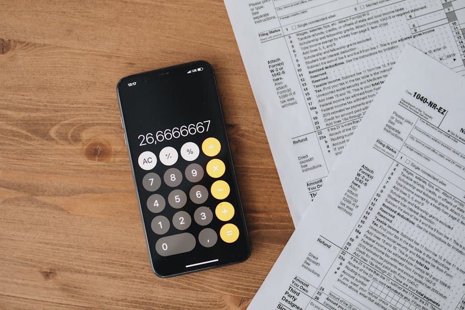 Calcolo aumento percentuale con smartphone e modulo tasse. Strumenti per la finanza personale e la gestione delle imposte.