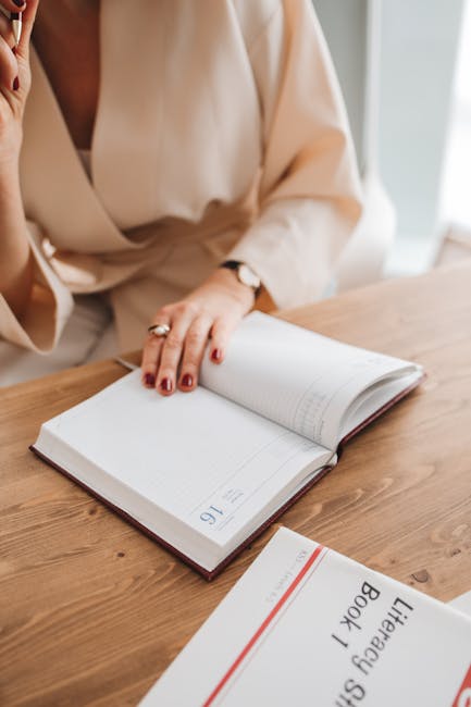 Docente pianifica l'aggiornamento professionale su agenda, essenziale per insegnare con efficacia e rimanere al passo con le nuove metodologie.