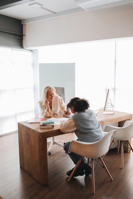 Insegnante e studentessa collaborano a un progetto didattico, esempio di didattica collaborativa efficace e inclusiva.