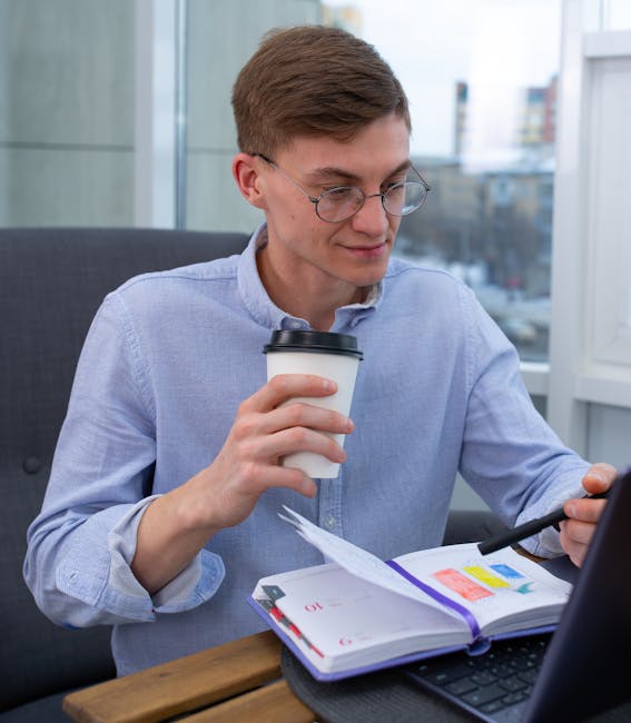 Uomo con caffè e appunti che riflette sulla rilevanza delle Georgiche nel mondo contemporaneo, studio e ispirazione