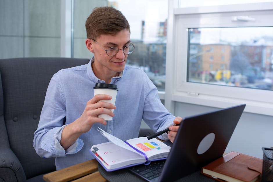 Giovane professionista analizza dati e pianifica strategie di lavoro, riflettendo le sfide e le opportunità del mercato del lavoro giovanile.