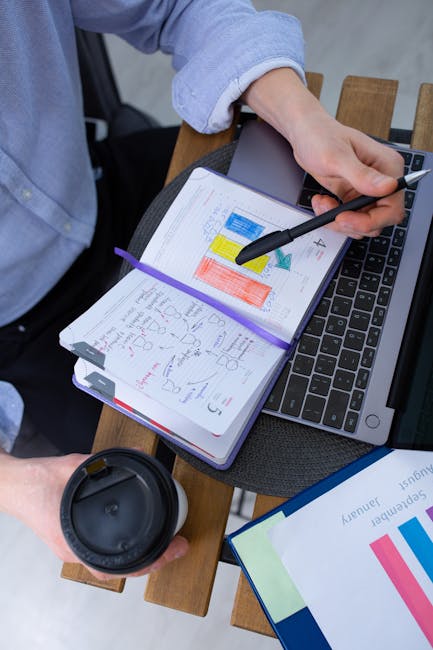 Studio dell'abdicazione papale: analisi e riflessioni Analisi delle implicazioni dell'abdicazione papale: appunti, grafici e riflessioni su agenda e laptop durante lo studio del documento.