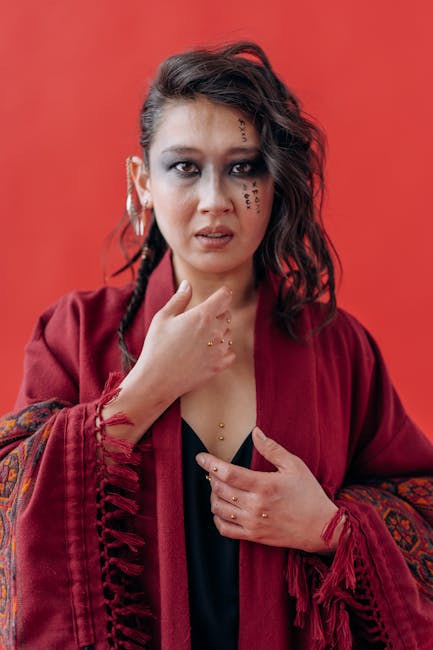 Donna con trucco artistico e kimono rosso, simbolo di trasformazione e crescita personale nel percorso formativo unico.