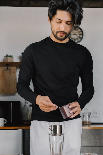 Uomo prepara caffè vietnamita: rituale mattutino per aumentare la concentrazione e la produttività quotidiana. Strategie di ottimizzazione.