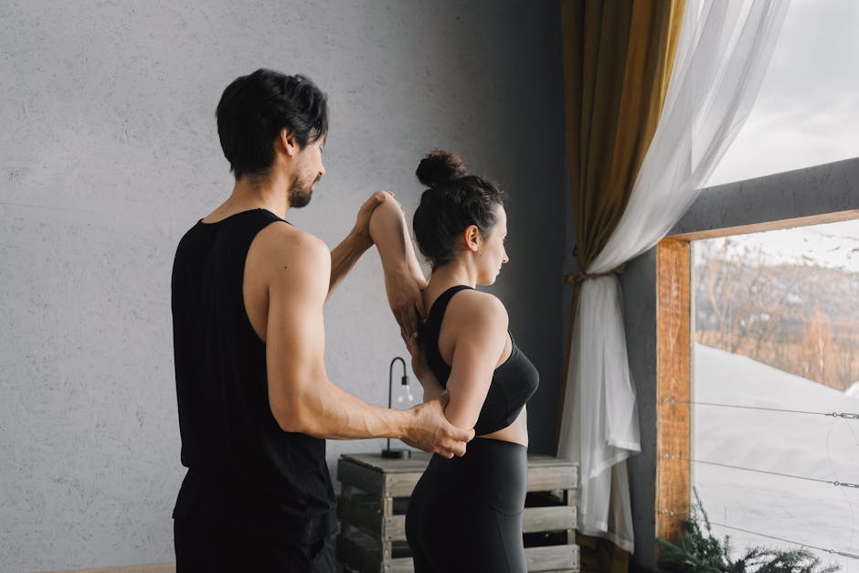 Fisioterapista aiuta una donna con esercizi di stretching per migliorare la flessibilità, promuovendo il benessere e la gestione del tempo per la salute.