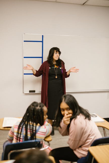 Insegnante spiega la lezione a studenti in classe, focus sull'importanza dell'istruzione contro l'abbandono scolastico e il Decreto Caivano.